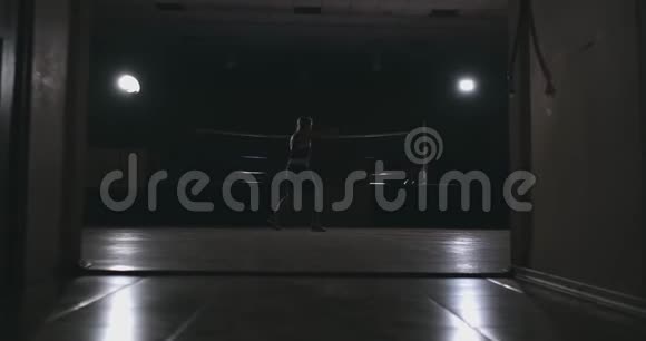 运动女性做健身运动拳击和练习自我防御技术Stealam射击视频的预览图