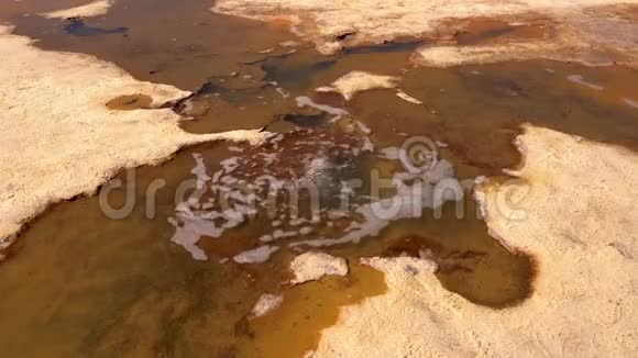 玻利维亚乌尤尼盐坪的沸腾池塘视频的预览图