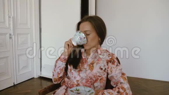 女人喝茶小女孩在看书视频的预览图