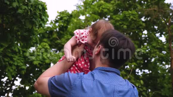 爸爸和小女儿一起玩用手把宝宝扔上来孩子开心又笑爸爸抱着小女儿视频的预览图