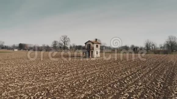 鸟瞰一座废弃的旧房子和田野视频的预览图