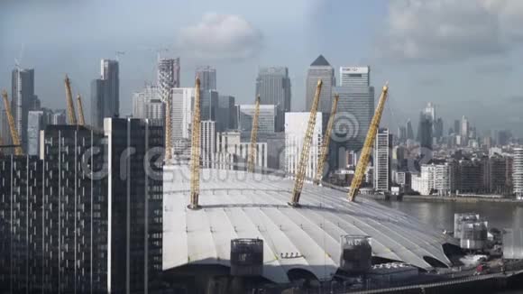 从泰晤士河俯瞰千年穹顶在伦敦多云的天空背景行动英国伦敦高视频的预览图