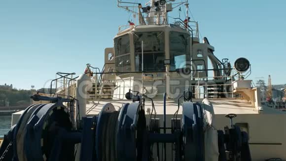 拖船前面拖船的景色视频的预览图