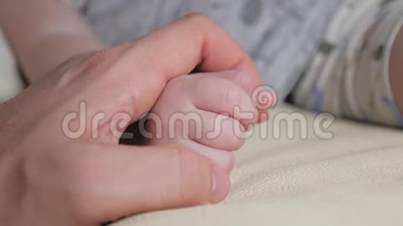 父亲和婴儿的手视频的预览图