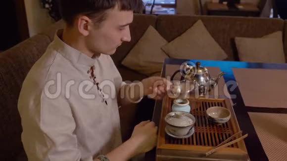 在仪式上男子准备传统的日本茶盘视频的预览图