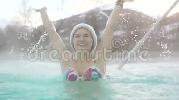 地热温泉女人在冰岛的温泉池里放松在冰岛蓝水泻湖洗澡的女孩视频的预览图