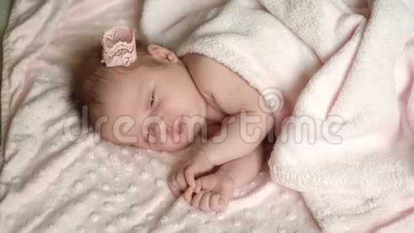 初生的小宝贝女孩正睡在床上甜甜的梦到小宝贝健康的入睡视频的预览图