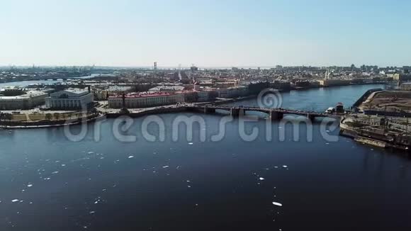 圣彼得堡涅瓦河空中令人叹为观止的景观在蓝天背景下被令人惊叹的桥梁所跨越视频的预览图