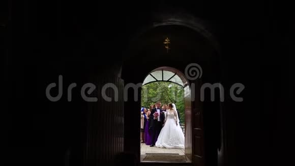 一对夫妇和朋友来到教堂婚礼视频的预览图