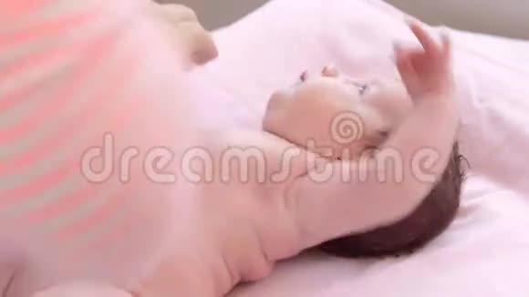 手和腋窝宝宝视频的预览图