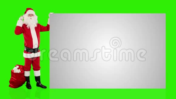 圣诞老人摇铃呈白色床单绿色屏幕股票录像视频的预览图