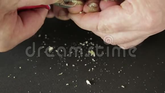 男性工具用真菌切断真菌脚趾甲视频的预览图
