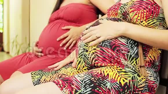 孕妇在产前留产会上交谈视频的预览图