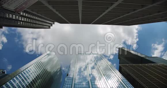 仰望下城区的摩天大楼商业大厦天空中的云彩和玻璃上的倒影视频的预览图