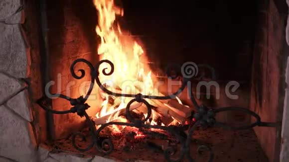 近射在木头上慢慢燃烧橙色和黄色的火焰在现代石头装饰的壁炉农村生活视频的预览图