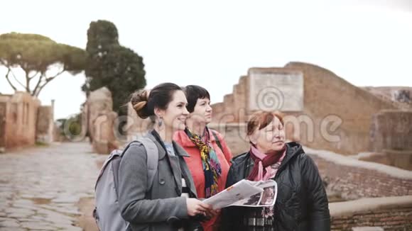 两名高加索高级女性旅行者和年轻女性导游在度假时喜欢探索意大利奥斯蒂亚的历史遗迹视频的预览图