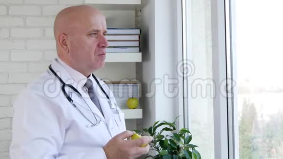 在诊所吃新鲜苹果的饥饿医生视频的预览图