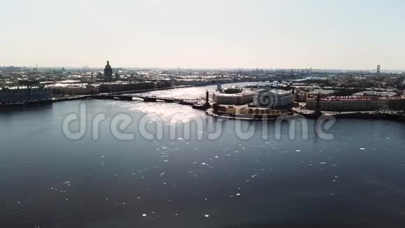 圣彼得堡涅瓦河空中令人叹为观止的景观在蓝天背景下被令人惊叹的桥梁所跨越视频的预览图
