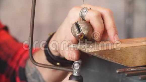 严肃的人在测试新的微动锯修复装饰用高级钢视频的预览图