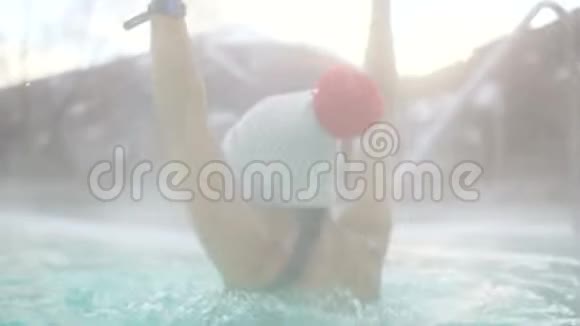 快乐的年轻女子在冬天的炎热的春天游泳视频的预览图
