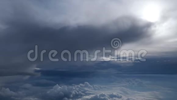 在飞机上的天空中在美丽的云景中在层层的云间飞行视频的预览图