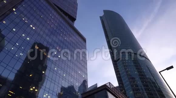 现代的深蓝色摩天大楼是用玻璃做的从下面的视图旋转视频的预览图
