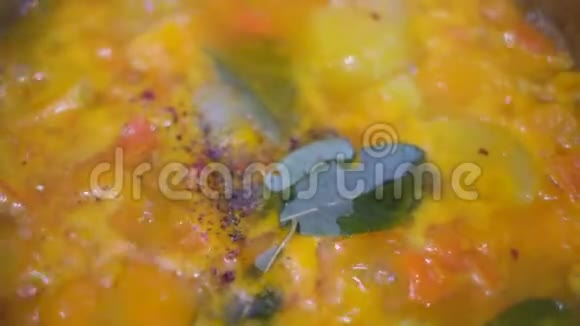 视频3840x2160fps45煮南瓜做汤烹饪蔬菜健康的饮食观念视频的预览图
