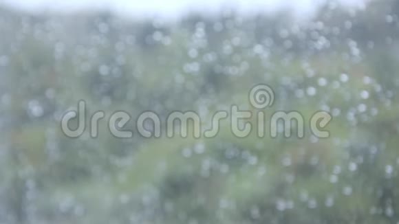 对窗外小雨的抽象放松的看法视频的预览图