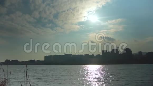 波浪湖和阳光使镜头眩光视频的预览图