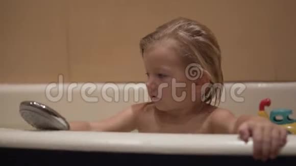 小女孩坐在浴室里喝水视频的预览图
