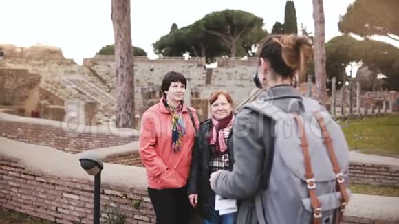 年轻美丽的欧洲女孩在意大利奥斯蒂亚的古老历史遗址附近拍摄了两名高级妇女的照片视频的预览图