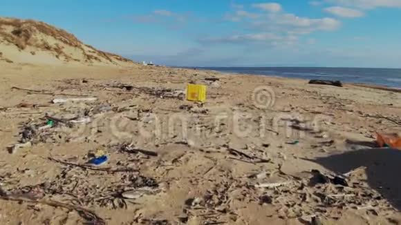 海滩和海洋的塑料污染海岸垃圾的鸟瞰图视频的预览图