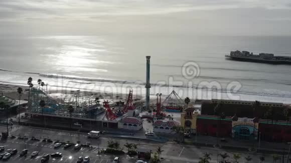 4圣克鲁兹码头美国加州过山车的鸟瞰图美国最长的木墩视频的预览图