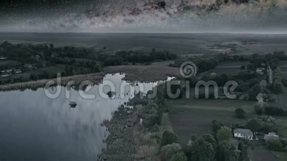 夜幕笼罩着湖面视频的预览图