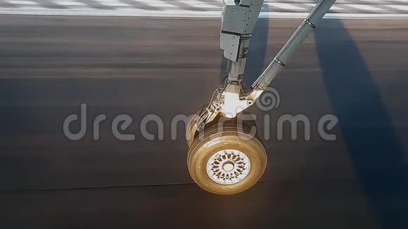 飞机的车轮将缓慢地降落车轮碰到跑道车轮冒烟视频的预览图