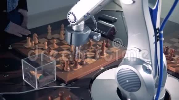 用机器人的手臂移动棋子视频的预览图