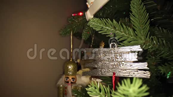挤在一棵圣诞树上经过几个装饰品视频的预览图