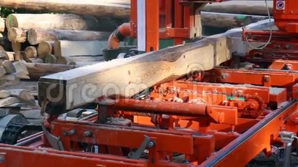 工业自动化机器切割木材原木视频的预览图