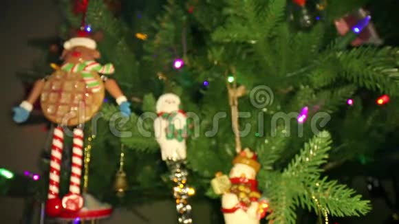 向几个喜庆的圣诞树饰推求视频的预览图