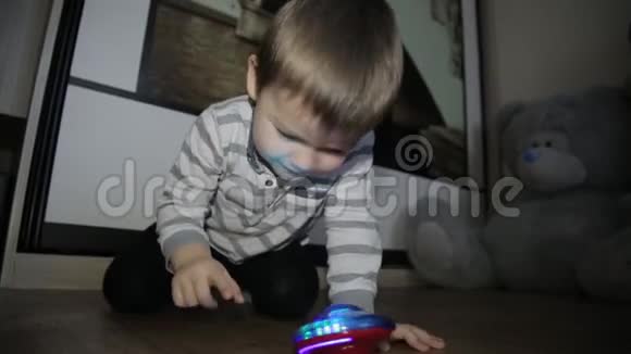 一个小男孩坐在地板上玩玩具视频的预览图