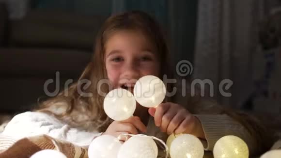 少女在玩发光的圣诞球除夕圣诞节假期视频的预览图