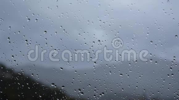 窗外小雨的轻松景色视频的预览图