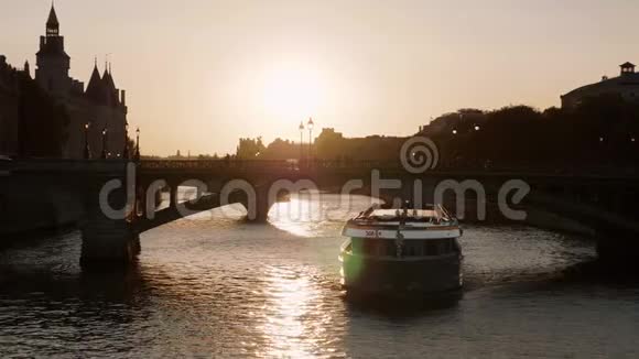 傍晚在巴黎塞纳河上的美妙景色视频的预览图
