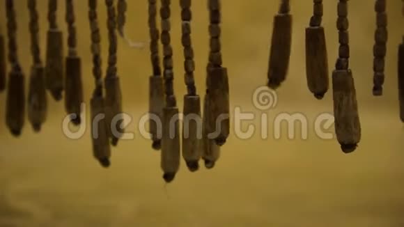 挂木窗帘的特写艺术木制窗帘木制的珠子民族木珠帘幕特写视频的预览图
