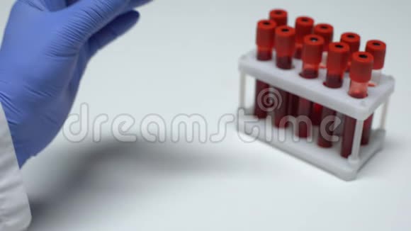 红细胞检测医生在试管中显示血样实验室研究健康检查视频的预览图