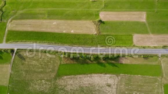 空中无人机镜头田野之间空旷的道路视频的预览图