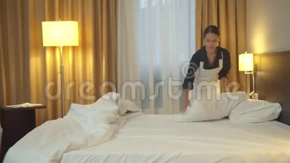 穿制服的胡塞梅德在旅馆房间里铺床视频的预览图