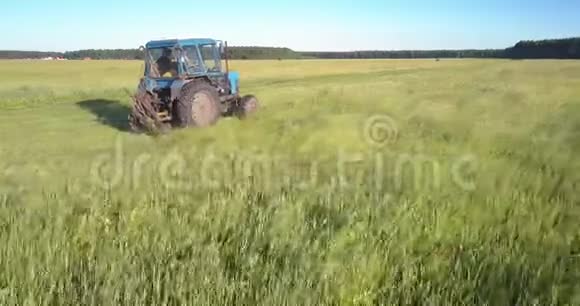 满是草的田野在天空下被草匠割开视频的预览图