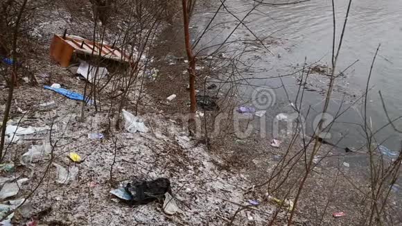 河里的垃圾视频的预览图