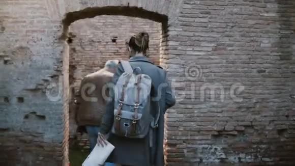 两名游客年轻的女人和年长的男人在度假之旅中享受探索意大利奥斯蒂亚安蒂卡的旧遗址视频的预览图